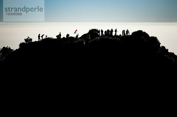 Foto von Wanderern auf dem Gipfel eines Berges in der Nähe des Mount Merbabu in Yogya in der Provinz Zentraljava in Indonesien. In dieser Region trifft man nur Menschen aus isolierten lokalen Stämmen
