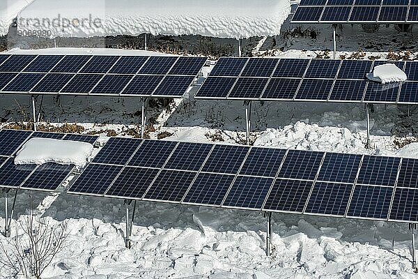 Solarmodule im Schnee im Winter von Photovoltaikkraftwerk Solarpark für die Versorgung mit Strom