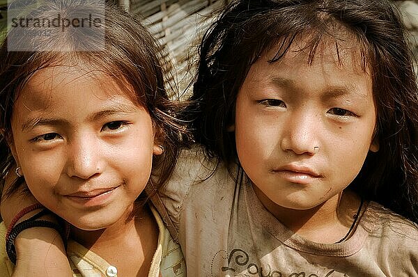 Damak  Nepal  ca. Mai 2012: Zwei junge Mädchen umarmen sich und schauen in die Fotokamera im nepalesischen Flüchtlingslager in Damak  Nepal. Dokumentarischer Leitartikel  Asien