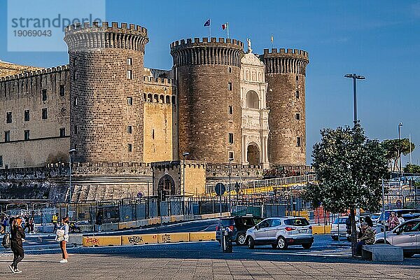 Castel Nuovo am Hafen  Neapel  Kampanien  Süditalien  Italien  Europa