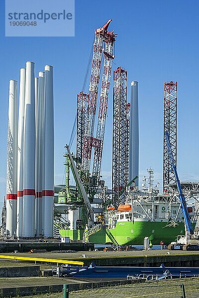 Das Installationsschiff Apollo macht am REBO Schwerlastterminal im Hafen von Ostende  Belgien  fest und lädt 2 Sätze Windturbinen für den Offshore Windpark SeaMade  Europa