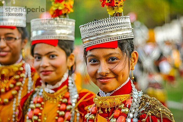 Shillong  Meghalaya  ca. April 2012: Lächelnde Mädchen in traditionellen Kostümen mit großen Perlen und Kronen auf ihren Köpfen beim Shad Suk Mynsiem Festival in Shillong  Meghalaya. Dokumentarischer Leitartikel