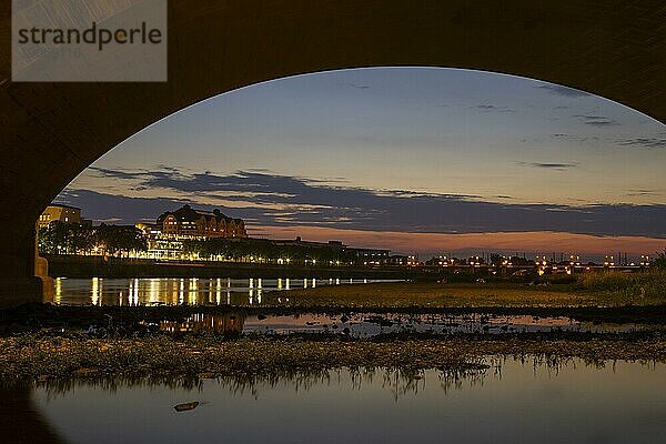 Silhouette der Dresdner Altstadt am Abend an der Elbe  mit dem neuen sächsischen Landtag und dem Maritimhotel Dresden im alten Speicher durch einen Bogen der Augustusbrücke gesehen.  Dresden  Sachsen  Deutschland  Europa