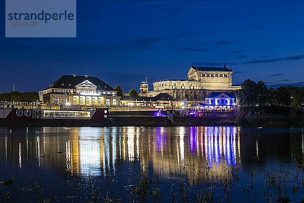 Silhouette der Dresdner Altstadt am Abend an der Elbe  mit dem italienischen Dörfchen  dem Theaterkahn  Semperoper und Basteischlösschen..  Dresden  Sachsen  Deutschland  Europa