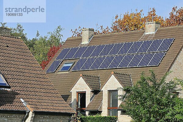 Photovoltaische Solarzellen auf dem Dach des Hauses
