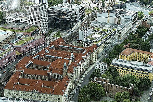 Panorama Stadt Skyline  Blick vom Berliner Fernsehturm  Mall Alexa und das Amtsgericht Mitte  Berlin  Deutschland  Europa