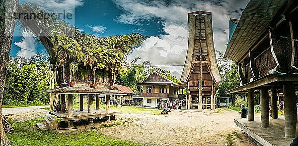 Foto von traditionellen Ahnenhäusern mit Schnitzereien  bunten Ornamenten und großen Satteldächern in Sangalla  Toraja Region in Sulawesi  Indonesien  Asien