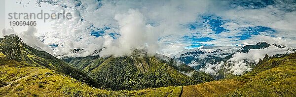 Panoramablick auf Berge im Morgennebel im Dani Kreis bei Wamena  Papua  Indonesien. In dieser Region trifft man nur Menschen aus isolierten lokalen Stämmen