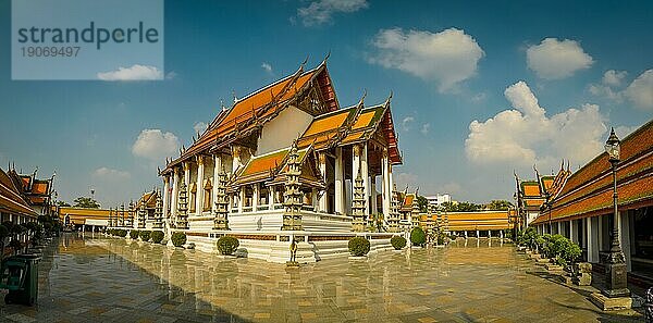 Foto des Wat Benchamabophit mit traditioneller Architektur in der Hauptstadt Bangkok  Thailand  Asien