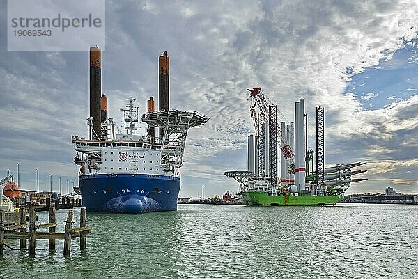 Die Installationsschiffe Apollo und Vole Au Vent machen am REBO Schwerlastterminal im Hafen von Ostende  Belgien  fest und laden Windturbinen für den Windpark SeaMade  Europa