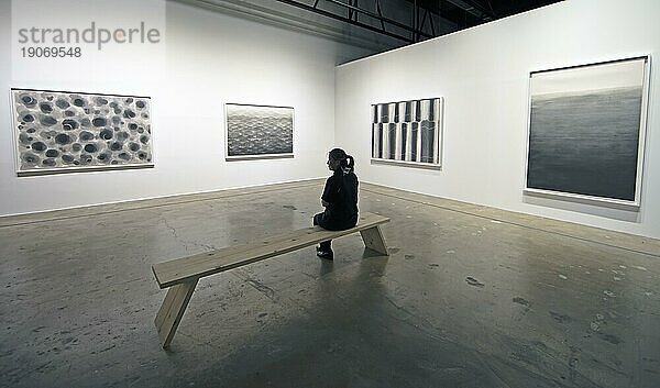 Koreanische Frau betrachtet ein koreanisches Kunstwerk  Biennale 2023  Gwangju  Provinz Jeollanam-do  Südkorea  Asien
