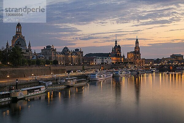 Silhouette der Dresdner Altstadt am Abend an der Elbe  mit der Brühlschen Terrasse  Kunstakademie  Frauenkirche  Sekundogenitur  Ständehaus  Hausmannsturm  Hofkirche und Semperoper hinter der Augustusbrücke.  Dresden  Sachsen  Deutschland  Europa