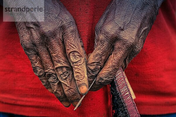 Foto der von Zeit und harter Arbeit gezeichneten Hände einer Frau im Dani Kreis bei Wamena  Papua  Indonesien. In dieser Region kann man nur Menschen aus isolierten lokalen Stämmen treffen