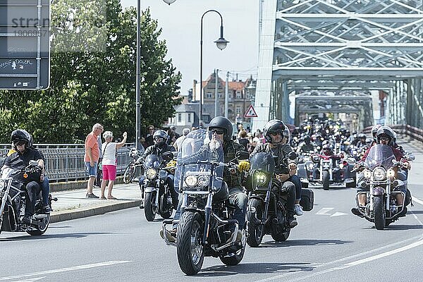 Harley Days Dresden  große Ausfahrt durch die Stadt  hier an der Elbbrücke Blaue Wunder