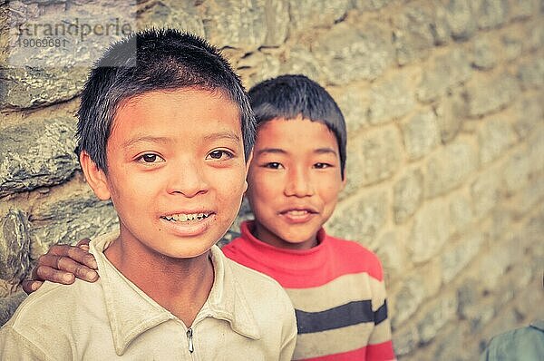 Beni  Nepal  ca. Mai 2012: Junge einheimische schwarzhaarige Brüder mit braunen Augen lächeln freundlich in die Fotokamera in den Straßen von Beni  Nepal. Dokumentarischer Leitartikel  Asien