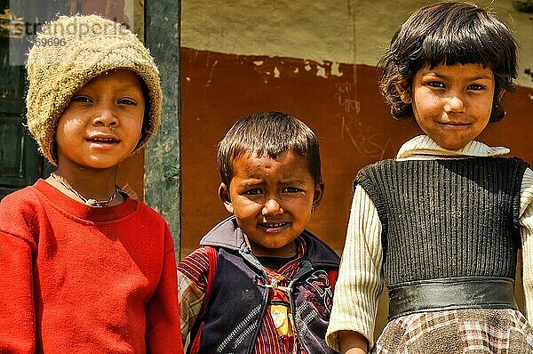 Beni  Nepal  ca. Mai 2012: Drei junge einheimische Kinder posieren vor der Fotokamera in Beni  Nepal. Dokumentarischer Leitartikel  Asien