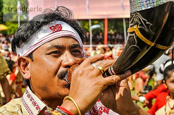 Guwahati  Assam  etwa im April 2012: Ein Einheimischer bläst ein Horn während eines Auftritts beim traditionellen Bihu Fest in Guwahati  Assam. Dokumentarischer Leitartikel