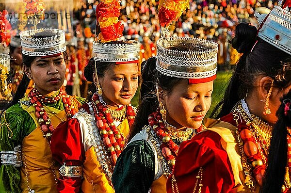 Shillong  Meghalaya  etwa im April 2012: Foto von jungen Mädchen in traditionellen farbenfrohen Kostümen während einer Tanzaufführung beim Shad Suk Mynsiem Festival in Shillong  Meghalaya. Dokumentarischer Leitartikel