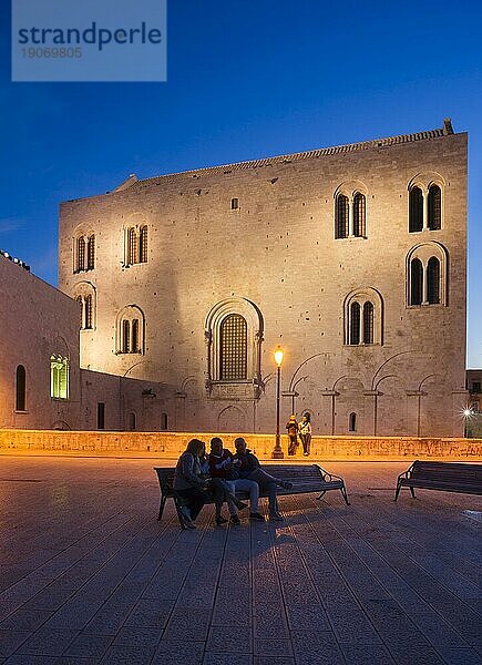 Ostwerk der Kathedrale Basilica San Nicola  Baubeginn 1087  Romanik  Blaue Stunde  Bari  Apulien Puglia  Italien  Europa