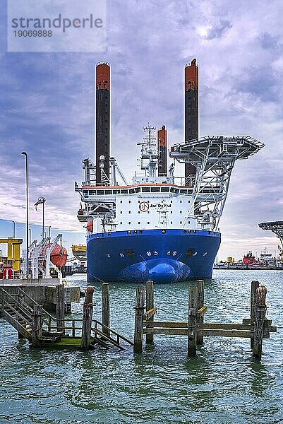 Das Offshore Hubinselschiff Vole Au Vent macht am REBO Schwerlastterminal im Hafen von Ostende  Westflandern  Belgien  fest  Europa