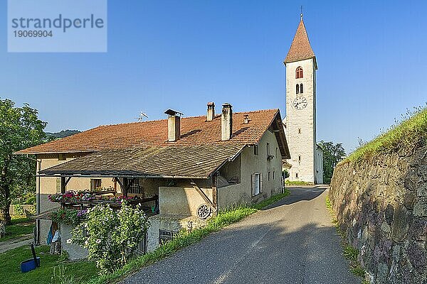 Kirche Völser Aicha  Haus mit Blumen  Oberaicha  Südtirol  Bozen  Italien  Europa