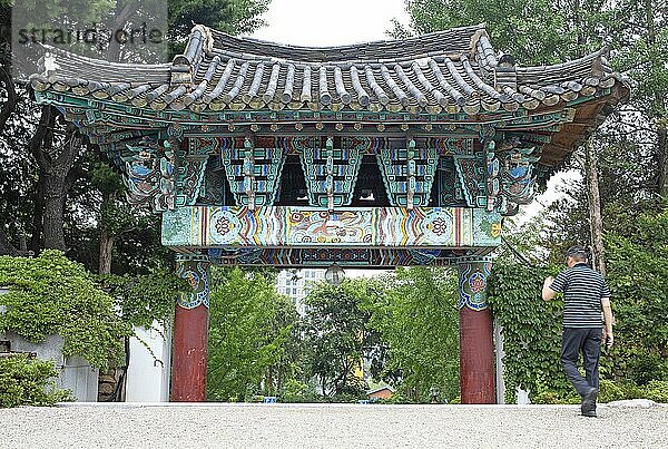 Buddhistisches Tor im May 18th Memorial Park  Gwangju  Provinz Jeollanam-do  Südkorea  Asien