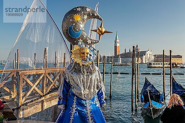 Karnevalsmaske an der Wasserfront mit der Insel San Giorgio zur Zeit vom Karneval  Venedig  Venetien  Norditalien  Italien. UNESCO-Weltkulturerbe