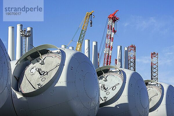 Windturbinengondeln mit Rotornaben für den Offshore Windpark SeaMade im REBO Schwerlastterminal im Hafen von Ostende  Westflandern  Belgien  Europa