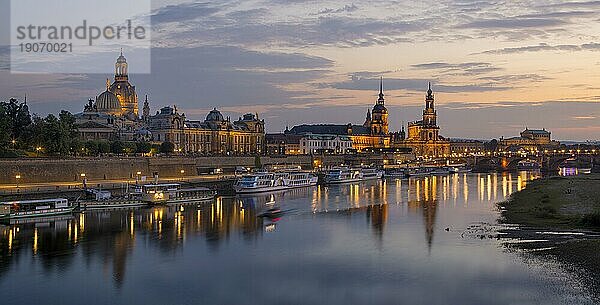 Silhouette der Dresdner Altstadt am Abend an der Elbe  mit der Brühlschen Terrasse  Kunstakademie  Frauenkirche  Sekundogenitur  Ständehaus  Hausmannsturm  Hofkirche und Semperoper hinter der Agustusbrücke.  Dresden  Sachsen  Deutschland  Europa