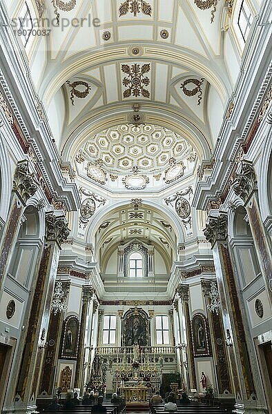 Langhaus  Vierung mit Kuppel  Chor  Kirche Chiesa del Carmine  erbaut 1730-58  Martina Franca  Valle d?Itria  Trullo- Tal  Apulien  Puglia  Italien  Europa