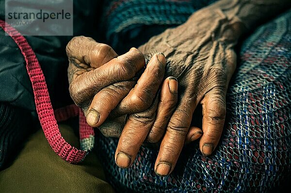 Foto der faltigen  von Zeit und harter Arbeit gezeichneten Hände einer Frau im Dani Kreis bei Wamena  Papua  Indonesien  Asien