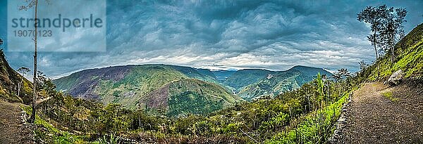 Panoramablick auf die bergige Region des Dani Kreises bei Wamena  Papua  Indonesien. In dieser Region kann man nur Menschen von isolierten lokalen Stämmen treffen
