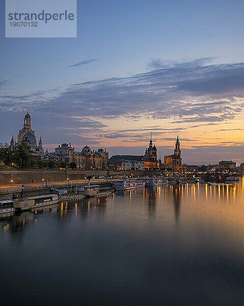 Silhouette der Dresdner Altstadt am Abend an der Elbe  mit der Brühlschen Terrasse  Kunstakademie  Frauenkirche  Sekundogenitur  Ständehaus  Hausmannsturm  Hofkirche und Semperoper hinter der Augustusbrücke.  Dresden  Sachsen  Deutschland  Europa