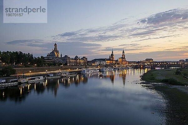 Silhouette der Dresdner Altstadt am Abend an der Elbe  mit der Brühlschen Terrasse  Kunstakademie  Frauenkirche  Sekundogenitur  Ständehaus  Hausmannsturm  Hofkirche und Semperoper hinter der Augustusbrücke.  Dresden  Sachsen  Deutschland  Europa