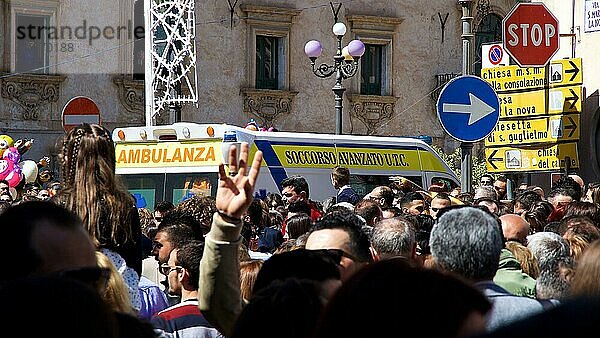 Ambulanz-Wagen in Menschenmenge  Straßenschilder  Scigli  Barock-Stadt  Barockwinkel  Südosten  Sizilien  Italien  Europa