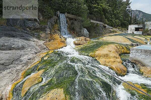 Wasserfall  heiße Bäder  Quellen  Loutra Thermopilon  Thermopylen  Thermopiles  Lamia  Fthiotida  Mittelgriechenland  Griechenland  Europa