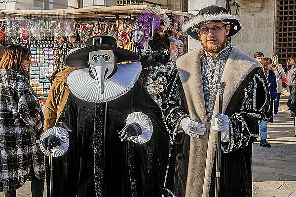 Karnevalsmaske Pestdoktor und Mann in Renaissancegewand zur Zeit vom Karneval  Venedig  Venetien  Norditalien  Italien. UNESCO-Weltkulturerbe