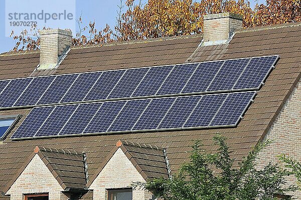 Photovoltaische Solarzellen auf dem Dach des Hauses