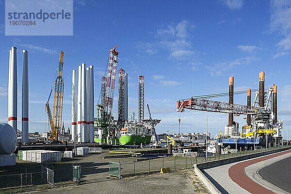 Die Installationsschiffe Apollo und Vole Au Vent machen am REBO Schwerlastterminal im Hafen von Ostende  Belgien  fest und laden Windturbinen für den Windpark SeaMade  Europa