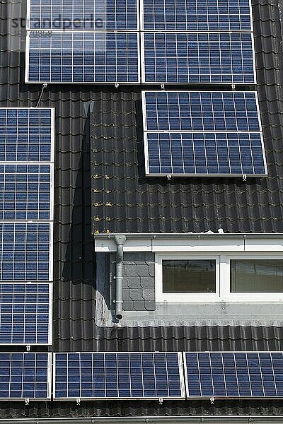 Haus mit Sonnenkollektoren und photovoltaischen Zellen für die Stromerzeugung