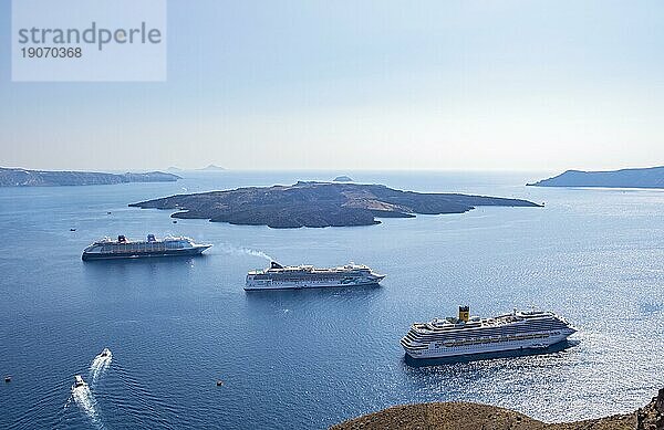 Drei Kreuzfahrtschiffe  Fira  Santorin  Griechenland  Europa