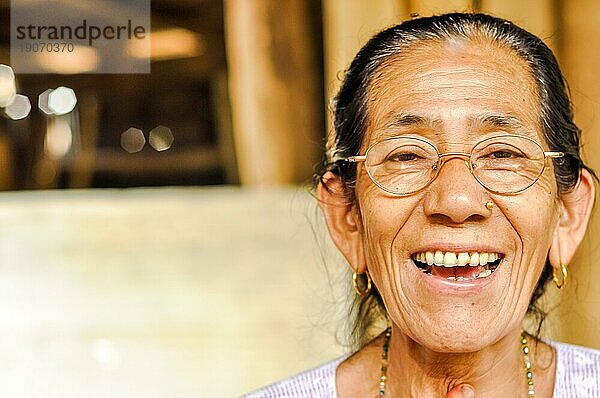 Damak  Nepal  etwa im Mai 2012: Einheimische Frau mit Brille und goldenem Piercing in der Nase in Damak  Nepal. Dokumentarischer Leitartikel  Asien