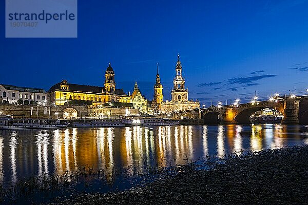 Silhouette der Dresdner Altstadt am Abend an der Elbe  mit der Brühlschen Terrasse  Sekundogenitur  Ständehaus  Hausmannsturm  Hofkirche und Augustusbrücke.  Dresden  Sachsen  Deutschland  Europa