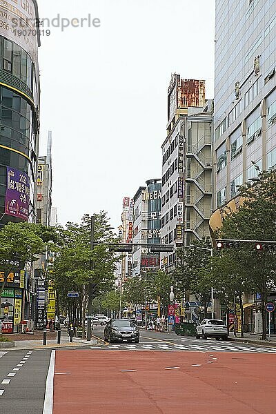 Straße zwischen Hochhäusern  Gwangju  Provinz Jeollanam-do  Südkorea  Asien