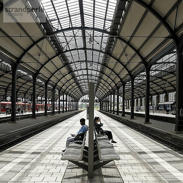 Wiesbadener Hauptbahnhof  Bahnsteighalle mit wenigen Menschen  Wiesbaden  Hessen  Deutschland  Europa