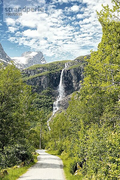 Wasserfall in Olden  Norwegen  Europa