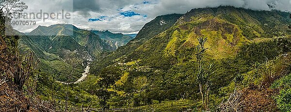 Foto von Bergen und Dschungel im Dani Kreis in der Nähe von Wamena  Papua  Indonesien. In dieser Region trifft man nur Menschen aus isolierten lokalen Stämmen