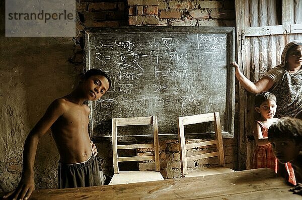 Khulna  Bangladesch  ca. Juli 2012: Einheimische Kinder posieren in der Schule mit Tafel und schauen neugierig in die Fotokamera im Slum in Khula  Bangladesch. Dokumentarischer Leitartikel  Asien