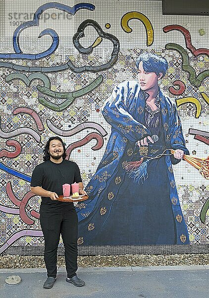 Koreanischer Mann an einem koreanischen Kunstwerk  Biennale 2023  Gwangju  Provinz Jeollanam-do  Südkorea  Asien
