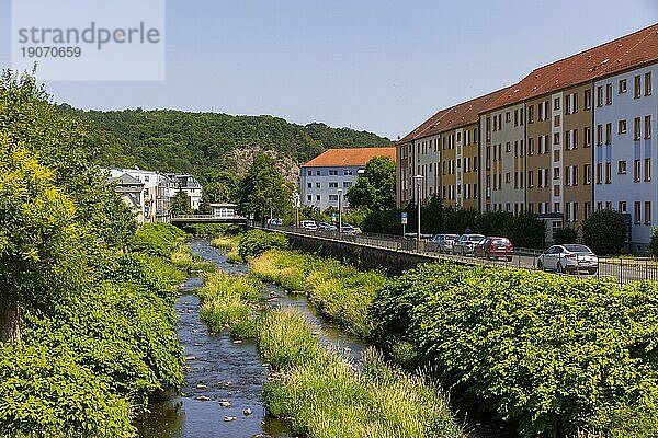 Freital ist eine Große Kreisstadt in der Mitte des Freistaates Sachsen  etwa neun Kilometer südwestlich vom Zentrum der Landeshauptstadt und angrenzend an Dresden gelegen. Wohnhäuser an der Weißeritz